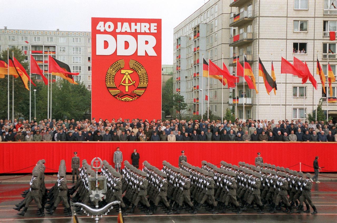 Militärparade zum 40-jährigen Bestehen der DDR am 7. Oktober. 1989. Militärparade zum 40-jährigen Bestehen der DDR am 7. Oktober. 1989.
