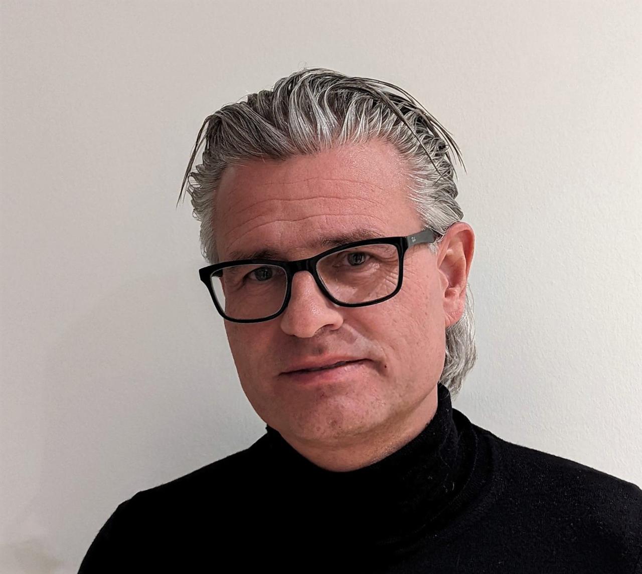 Der Theologe Gregor Maria Hoff trägt graues zurückgekämmtes Haar, eine schwarz gerahmte Brille und einen schwarzen Rollkragenpullover. Der Theologe Gregor Maria Hoff trägt graues zurückgekämmtes Haar, eine schwarz gerahmte Brille und einen schwarzen Rollkragenpullover.