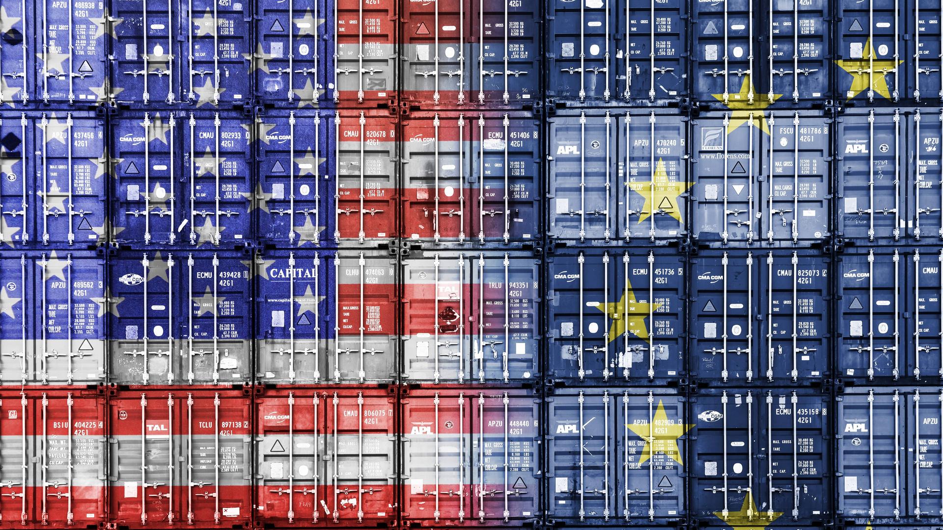 Gestapelte Container in den Farben der USA und der EU Symbolfoto Handelsstreit Gestapelte Container in den Farben der USA und der EU Symbolfoto Handelsstreit