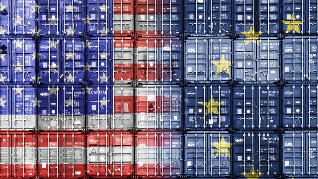 Gestapelte Container in den Farben der USA und der EU Symbolfoto Handelsstreit