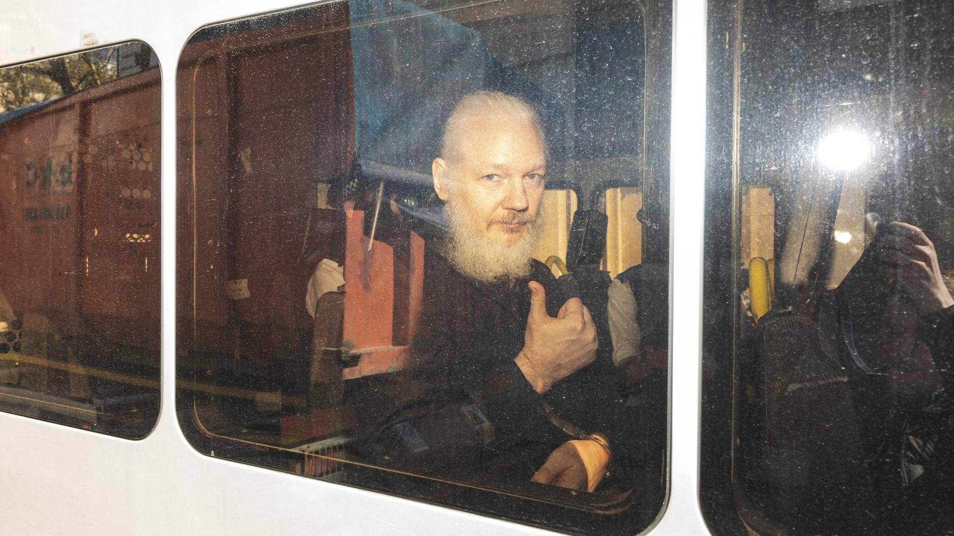 April 11, 2019 - London, Wikileaks Gründer Julian Assange am Busfenster. Er wird von der Polizei zum Westminster Magistrates Court gebracht, wo das Auslieferungsverfahren stattfindet. April 11, 2019 - London, Wikileaks Gründer Julian Assange am Busfenster. Er wird von der Polizei zum Westminster Magistrates Court gebracht, wo das Auslieferungsverfahren stattfindet.