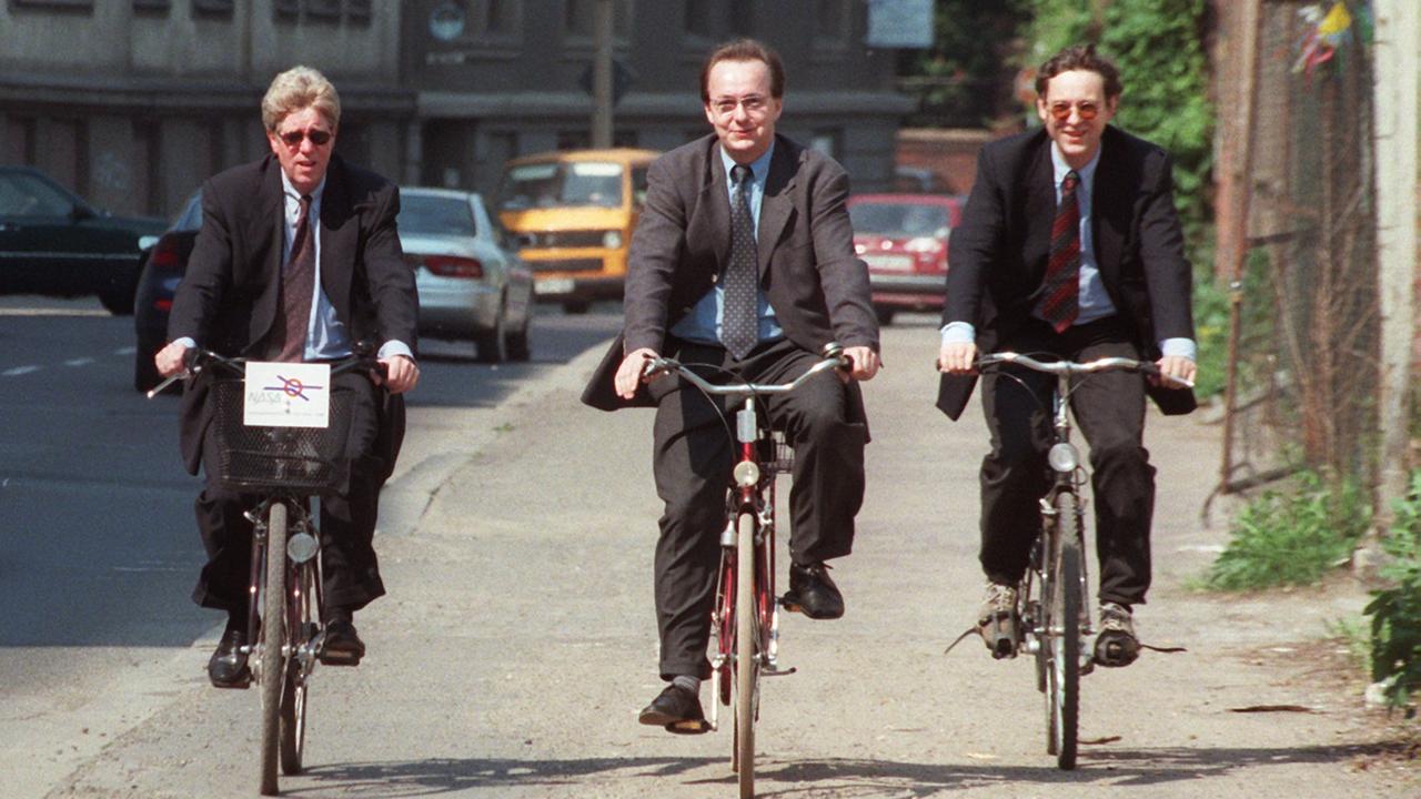 Drei Männer in Anzügen auf Rädern: Sachsen-Anhalts Verkehrsminister Jürgen Heyer (SPD), sein Staatssekretär Rolf Nagel und Abteilungsleiter Verkehr Helmut Holzapfel (v.l.n.r.) Drei Männer in Anzügen auf Rädern: Sachsen-Anhalts Verkehrsminister Jürgen Heyer (SPD), sein Staatssekretär Rolf Nagel und Abteilungsleiter Verkehr Helmut Holzapfel (v.l.n.r.)