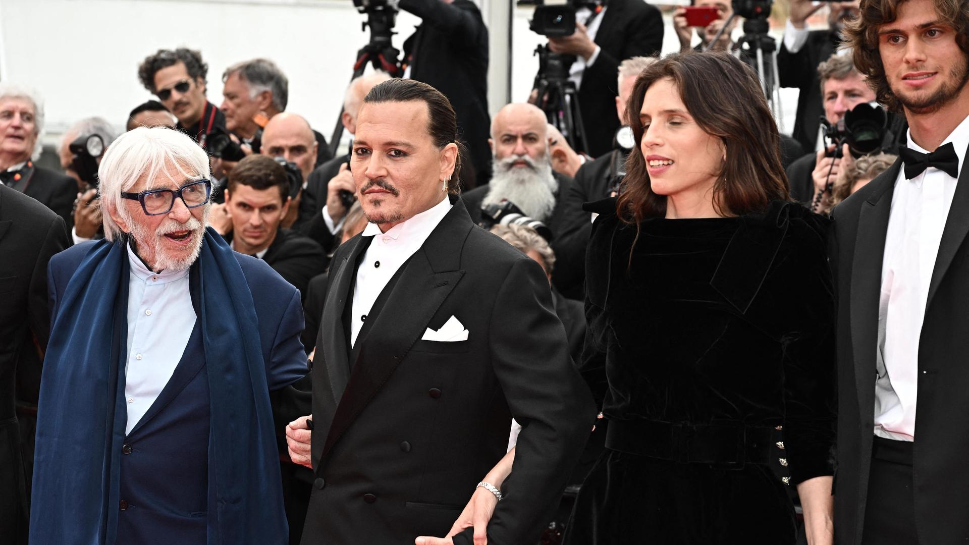 Pierre Richard, Johnny Deep, Maïwenn, Diego Le Fur bei der Premiere von "Jeanne du Barry" in Cannes.