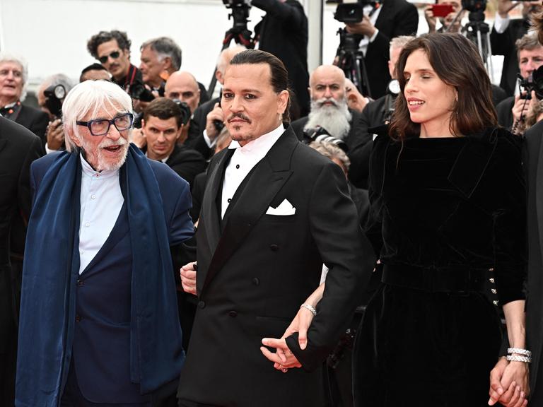 Pierre Richard, Johnny Deep, Maïwenn, Diego Le Fur bei der Premiere von "Jeanne du Barry" in Cannes.