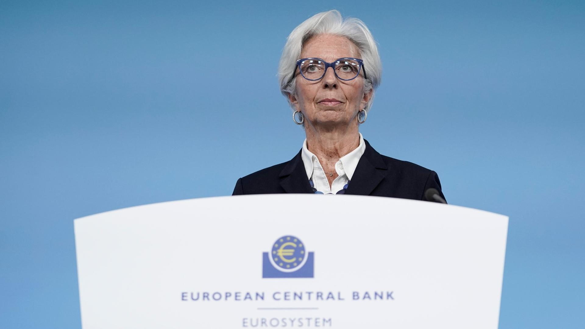 Portrait von Christine Lagarde, Präsidentin der Europäischen Zentralbank (EZB) bei einer Pressekonferenz in der EZB in Frankfurt