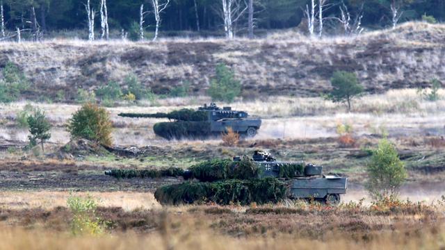 Kampfpanzer Leopard 2 auf dem Truppenübungsplatz Bergen bei einer Gefechtsvorführung.