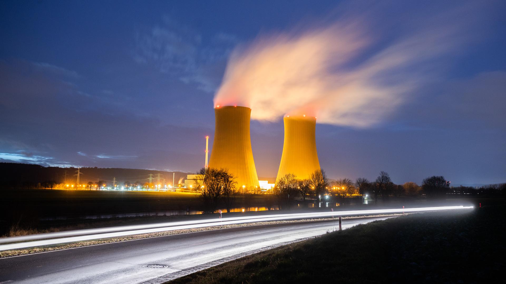 Dampf steigt aus den Kühltürmen des Atomkraftwerks Grohnde auf (Langzeitbelichtung) Dampf steigt aus den Kühltürmen des Atomkraftwerks Grohnde auf (Langzeitbelichtung)