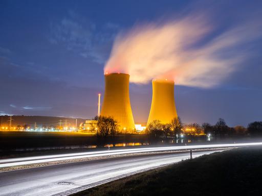 Dampf steigt aus den Kühltürmen des Atomkraftwerks Grohnde auf (Langzeitbelichtung)