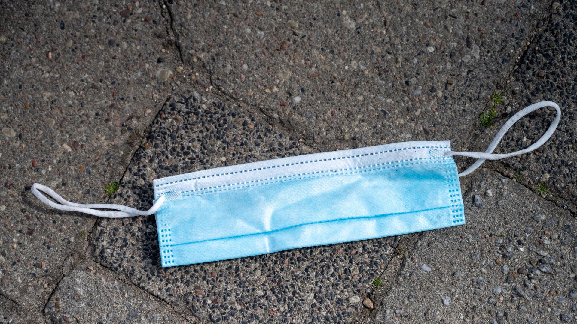 Auf Parkplatz liegt eine Maske, es gilt keine Maskenpflicht mehr Auf Parkplatz liegt eine Maske, es gilt keine Maskenpflicht mehr