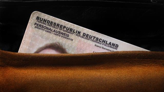 Ein deutscher Personalausweis ragt aus einer Geldbörse