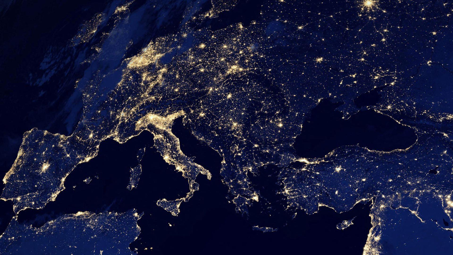 Dieses NASA-Bild, das am 6. Dezember 2012 aufgenommen wurde, zeigt einen neuen globalen Blick auf die Lichter der Städte in Teilen Europas bei Nacht in einem Kompositbild, das aus Daten des Satelliten Suomi National Polar-orbiting Partnership (Suomi NPP) zusammengestellt wurde. Dieses NASA-Bild, das am 6. Dezember 2012 aufgenommen wurde, zeigt einen neuen globalen Blick auf die Lichter der Städte in Teilen Europas bei Nacht in einem Kompositbild, das aus Daten des Satelliten Suomi National Polar-orbiting Partnership (Suomi NPP) zusammengestellt wurde.