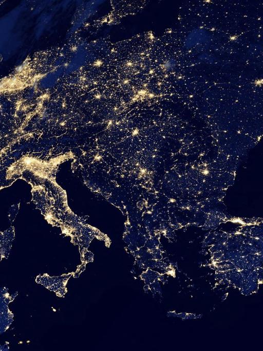 Dieses NASA-Bild, das am 6. Dezember 2012 aufgenommen wurde, zeigt einen neuen globalen Blick auf die Lichter der Städte in Teilen Europas bei Nacht in einem Kompositbild, das aus Daten des Satelliten Suomi National Polar-orbiting Partnership (Suomi NPP) zusammengestellt wurde.