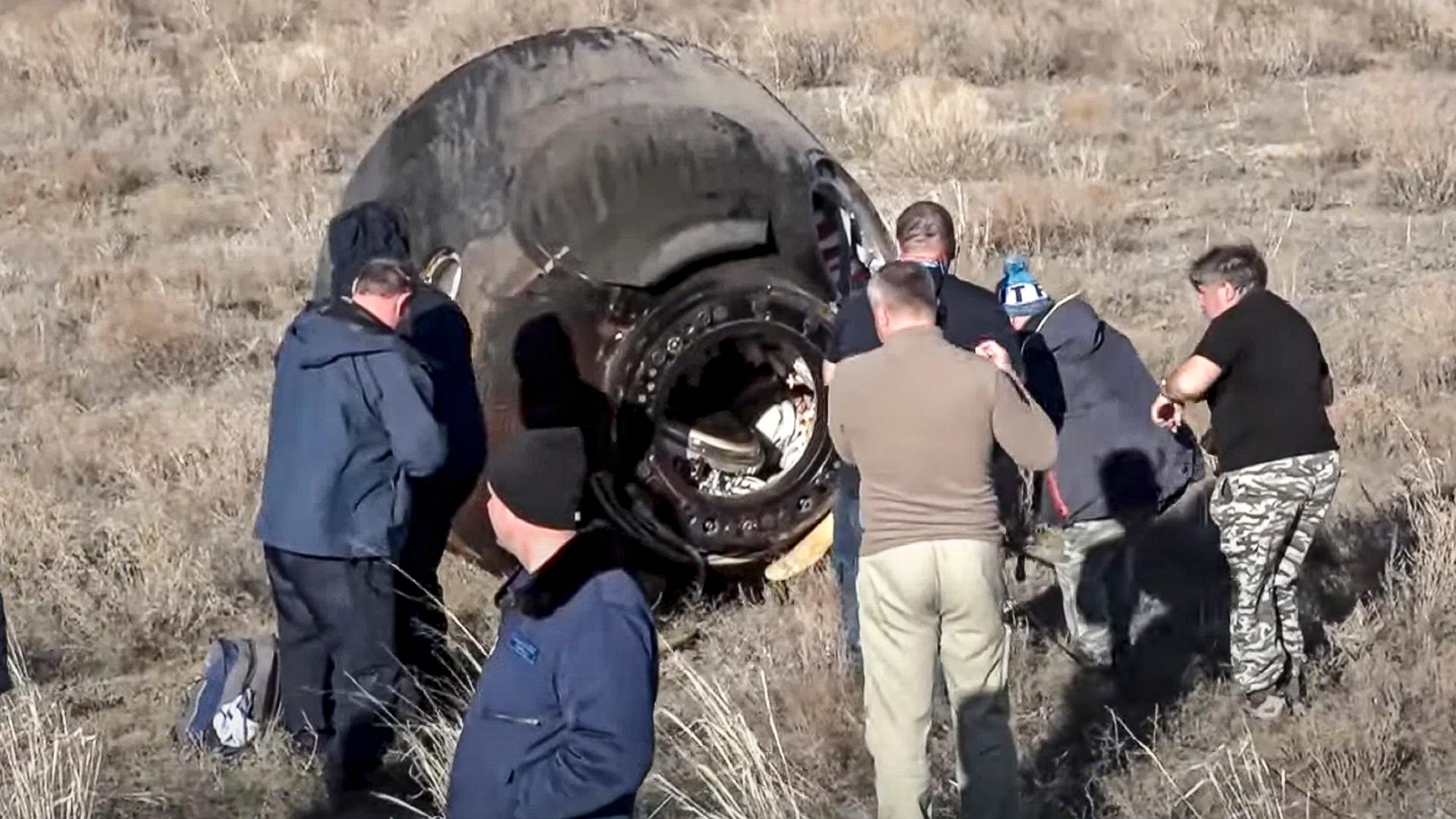 Kasachstan, Schesqasghan: Auf diesem von der staatlichen russischen Raumfahrtbehörde Roskosmos veröffentlichten Videostandbild arbeiten russische Spezialisten an der unbemannten Raumkapsel Sojus MS-22. Kasachstan, Schesqasghan: Auf diesem von der staatlichen russischen Raumfahrtbehörde Roskosmos veröffentlichten Videostandbild arbeiten russische Spezialisten an der unbemannten Raumkapsel Sojus MS-22.