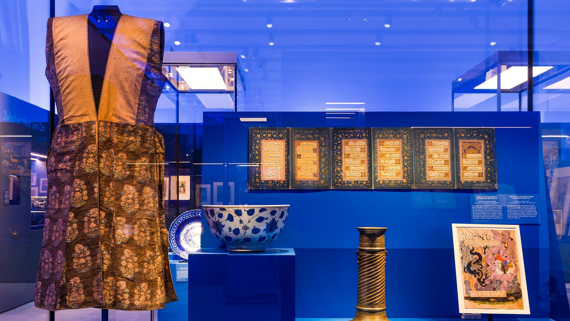 In der Ausstellung "Iran. Kunst und Kultur aus fünf Jahrtausenden" sind verschiedene Objekte in Vitrinen zu sehen. In der Ausstellung "Iran. Kunst und Kultur aus fünf Jahrtausenden" sind verschiedene Objekte in Vitrinen zu sehen.