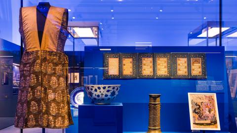 In der Ausstellung "Iran. Kunst und Kultur aus fünf Jahrtausenden" sind verschiedene Objekte in Vitrinen zu sehen. 