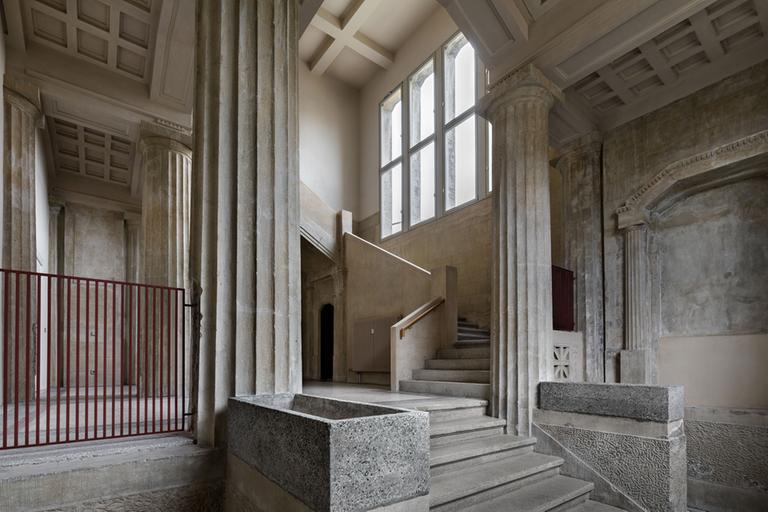 Der Eingangsbereich der Villa Heike in poliertem Beton. Gut sichtbar sind auch die massiven Säulen. Der Eingangsbereich der Villa Heike in poliertem Beton. Gut sichtbar sind auch die massiven Säulen.