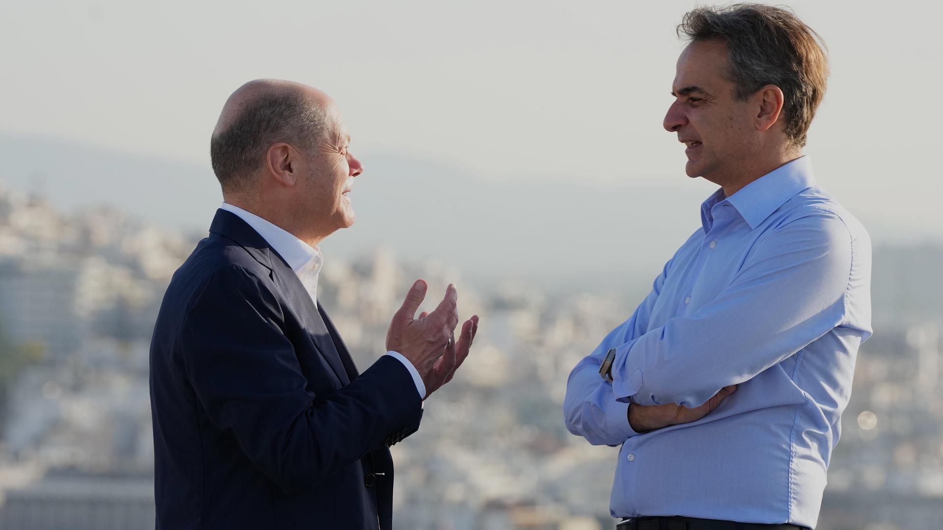 Athen: Bundeskanzler Olaf Scholz und Kyriakos Mitsotakis, Ministerpräsident der Hellenischen Republik, unterhalten sich auf dem Aussichtspunkt der Akropolis.