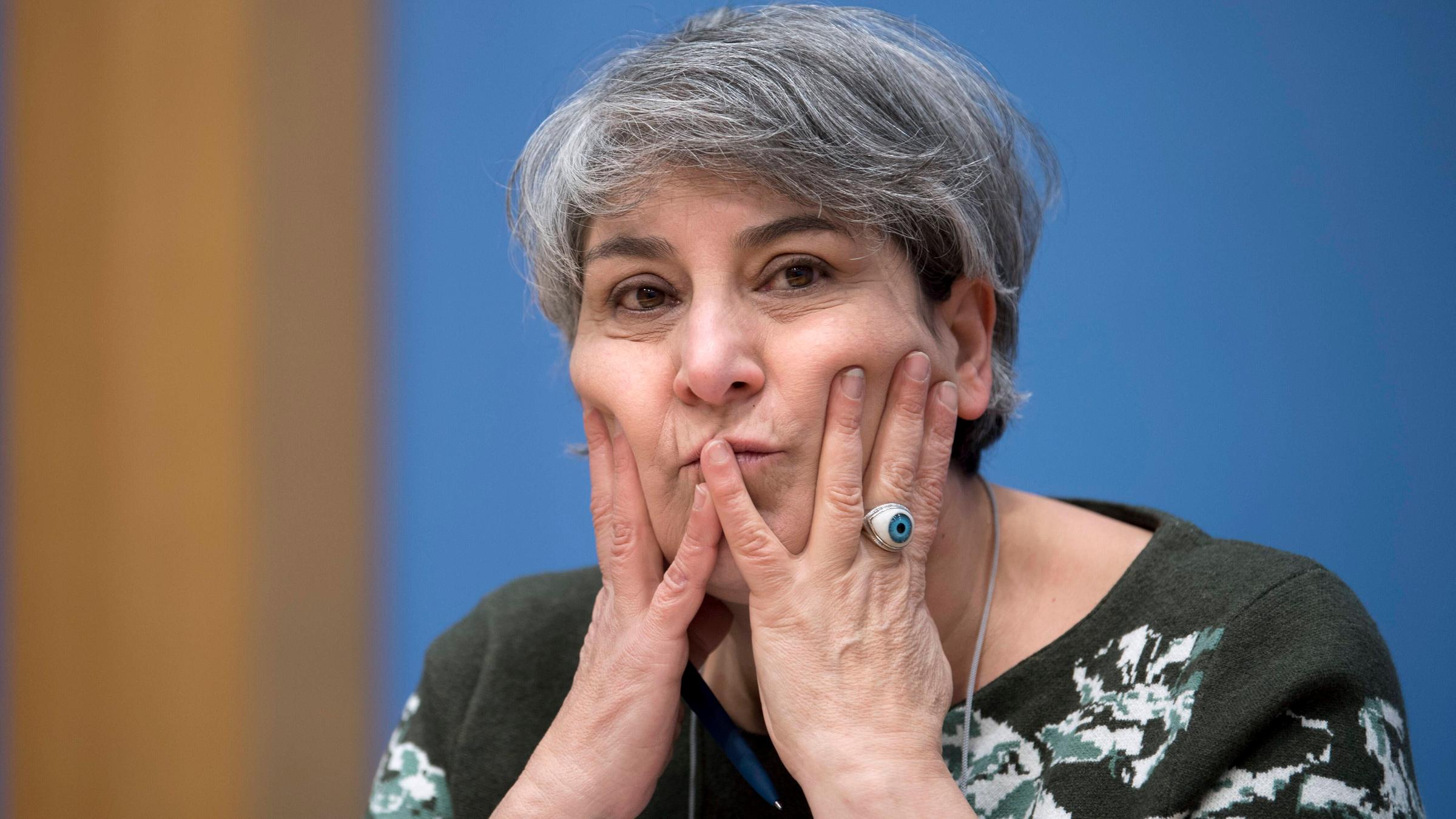 Die Künstlerin Parastou Forouhar während der Bundespressekonferenz zum Thema Menschenrechtslage im Iran am Tag der Internationalen Menschenrechte in Berlin 2020 Die Künstlerin Parastou Forouhar während der Bundespressekonferenz zum Thema Menschenrechtslage im Iran am Tag der Internationalen Menschenrechte in Berlin 2020