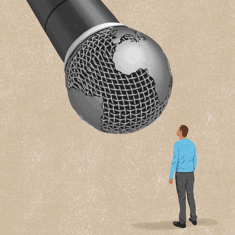 Mann benutzt ein großes globales Mikrofon *** Man uses a large global microphone PUBLICATIONxINxGERxSUIxAUTxONLY Copyrig