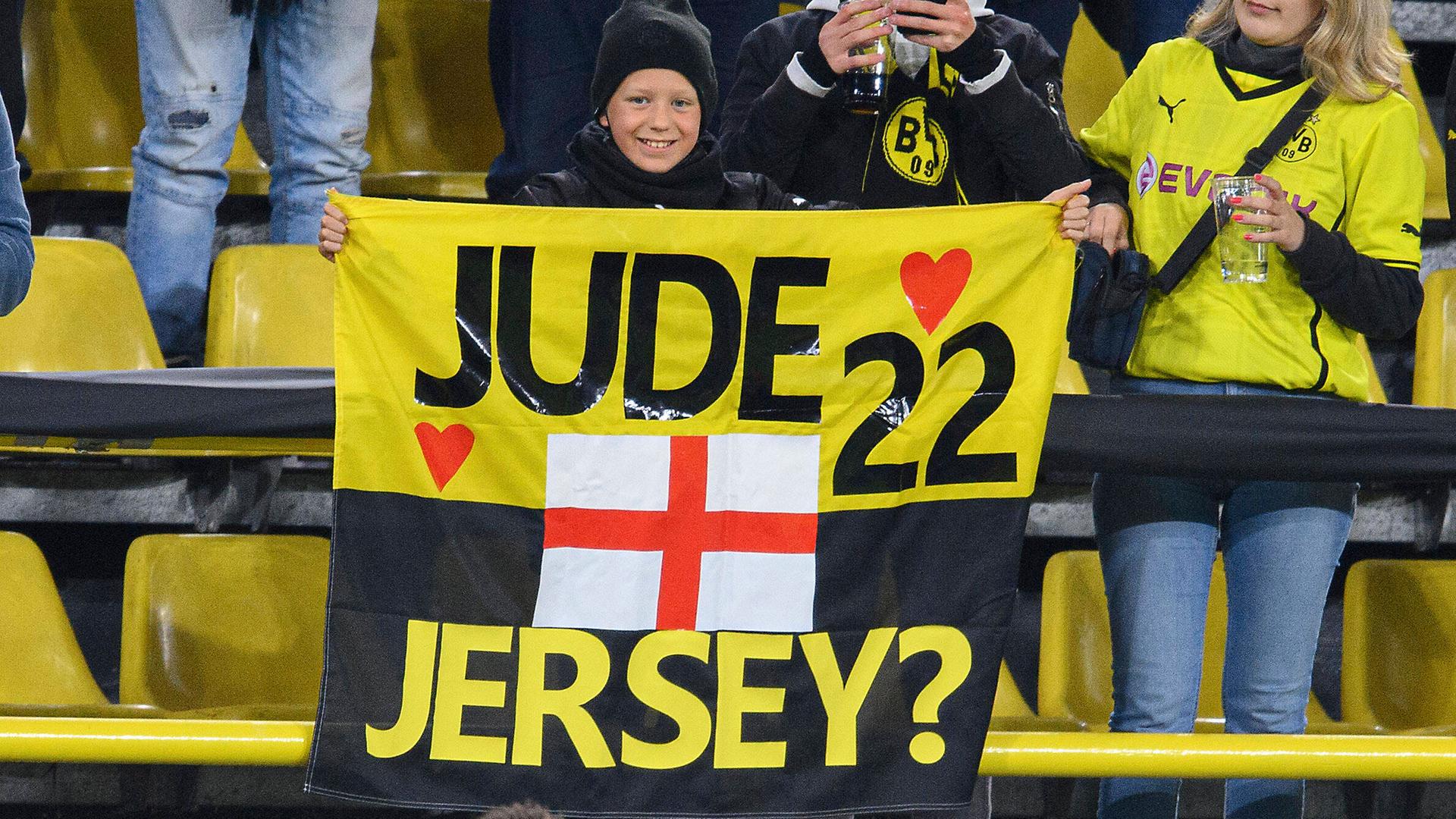 Ein junger Dortmund-Fan bittet Jude Bellinghammit einem Plakat um sein Trikot das ihm Bellinghorm (vorne) gibt. Ein junger Dortmund-Fan bittet Jude Bellinghammit einem Plakat um sein Trikot das ihm Bellinghorm (vorne) gibt.