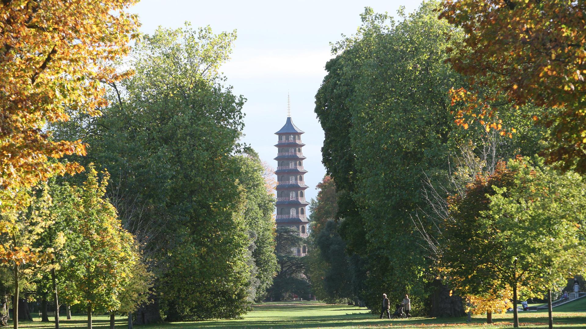 Die chinesische Pagode in den Londoner Royal Botanic Gardens Kew während der Restaurierung 2017. Die chinesische Pagode in den Londoner Royal Botanic Gardens Kew während der Restaurierung 2017.