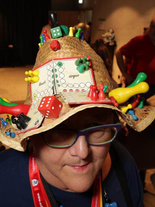 Eine WM-Teilnehmerin trägt einen mit Spielfiguren besetzten Strohhut.