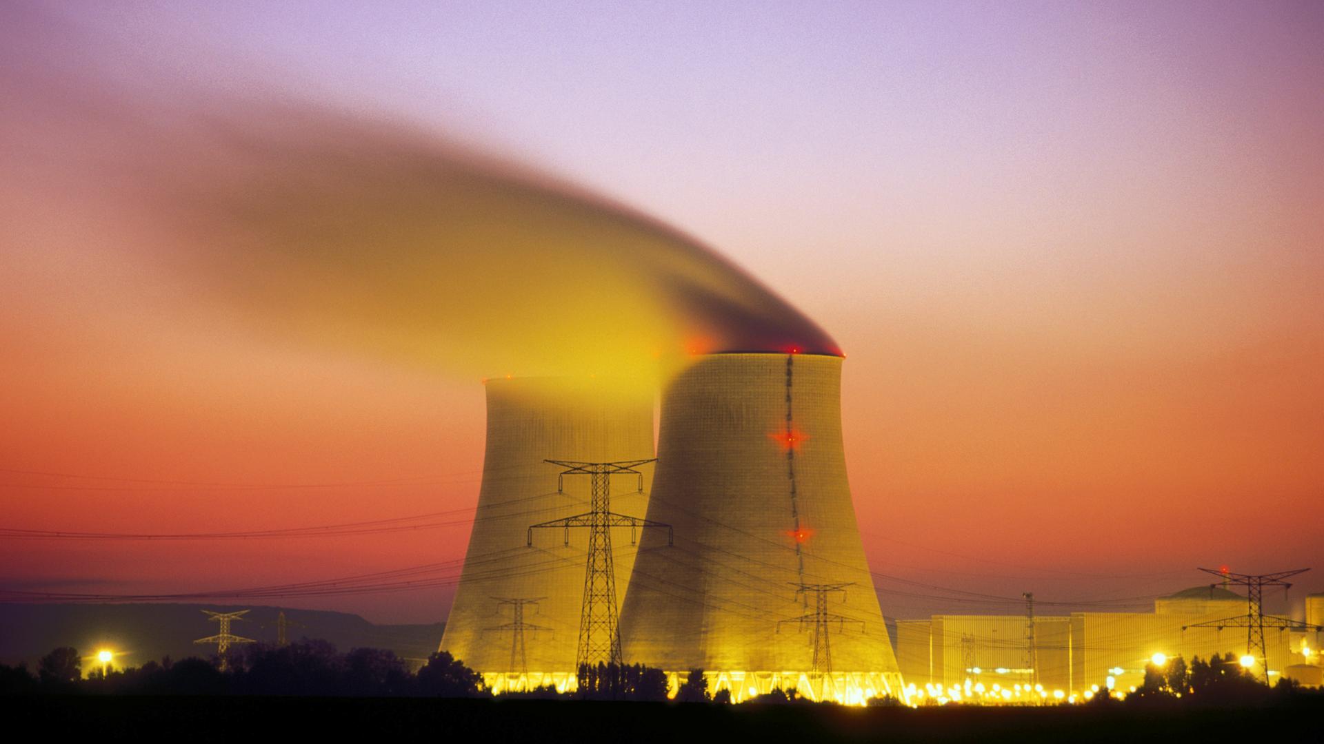 Franzöisches Atomkraftwerk in rötlichem Abendhimmel. 