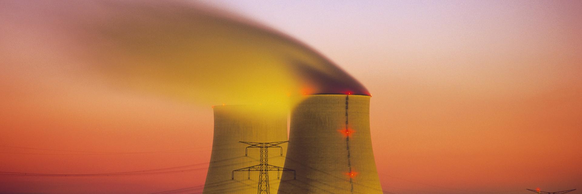 Franzöisches Atomkraftwerk in rötlichem Abendhimmel. 