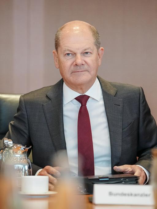Bundeskanzler Olaf Scholz (SPD) nimmt an einer Sitzung des Bundeskabinetts im Bundeskanzleramt teil.
