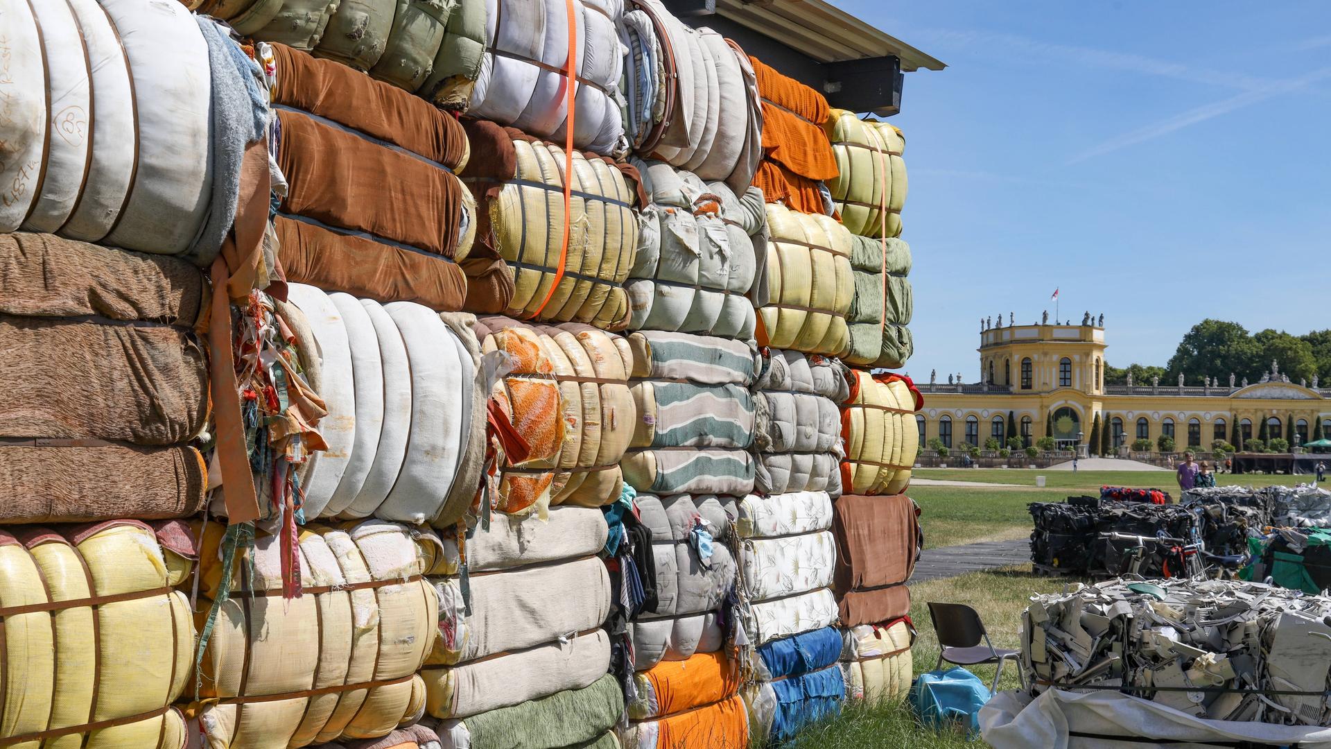 The Nest Collective aus Nairobi macht mit "Return to Sender", einer begehbaren Installation aus Müll, auf den Transport von Müll, Elektroschrott und Textilien in die Länder des Globalen Südens aufmerksam, die dort zur Zerstörung der Umwelt und der Ökonomie beitragen. The Nest Collective aus Nairobi macht mit "Return to Sender", einer begehbaren Installation aus Müll, auf den Transport von Müll, Elektroschrott und Textilien in die Länder des Globalen Südens aufmerksam, die dort zur Zerstörung der Umwelt und der Ökonomie beitragen.