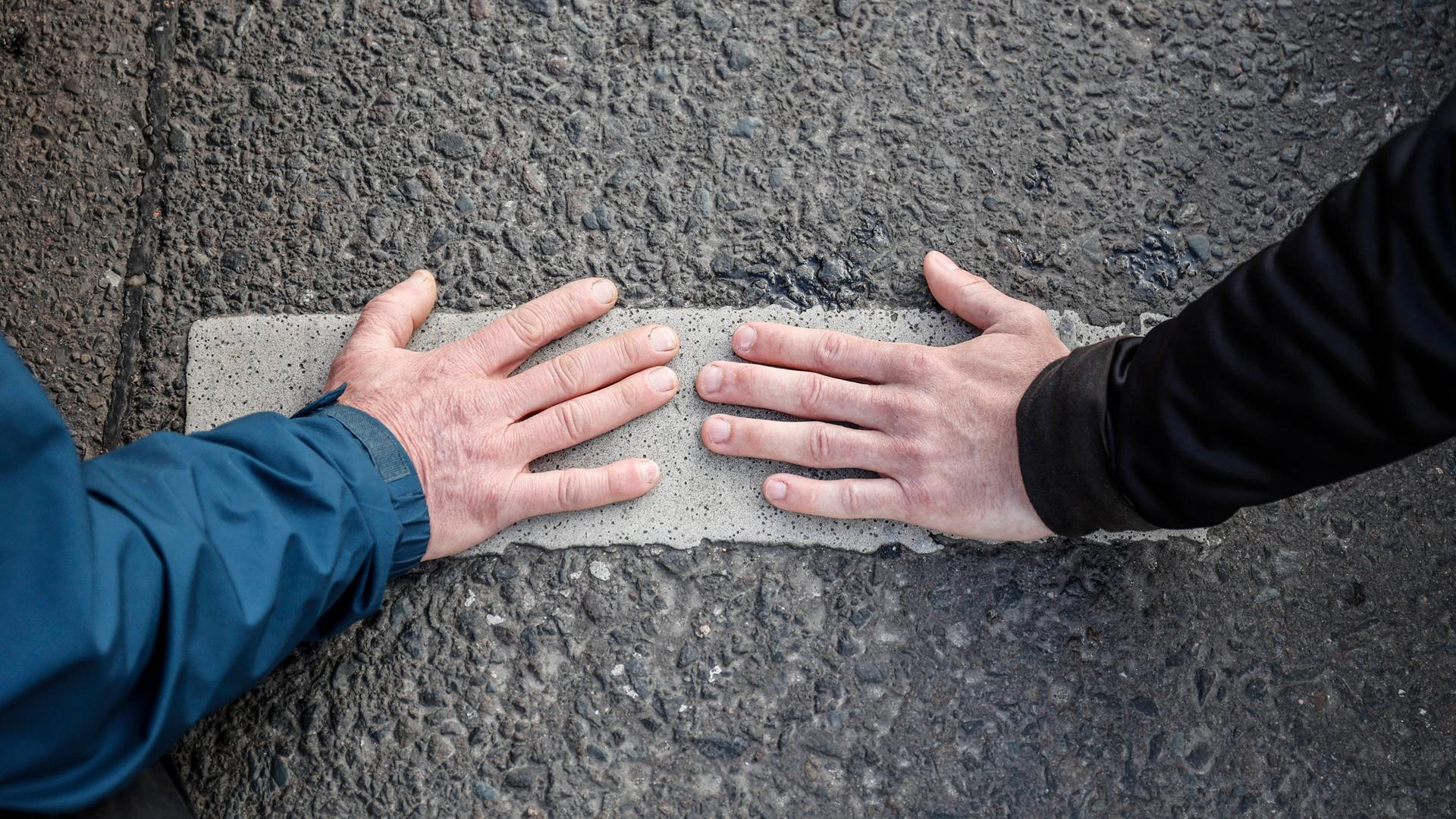 Letzte Generation Berlin, 24.04.2023 - Aktivisten der Letzen Generation haben ihre Hände auf einer Straße festgeklebt. Letzte Generation Berlin, 24.04.2023 - Aktivisten der Letzen Generation haben ihre Hände auf einer Straße festgeklebt.