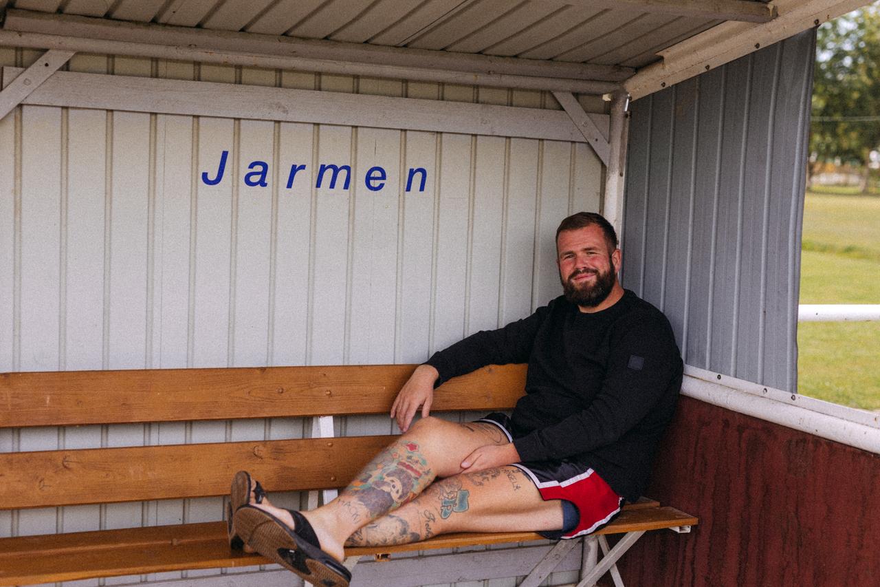 Jan Gorkow alias Monchi, Sänger von „Feine Sahne Fischfilet“, sitzt in einem Bushäuschen und guckt in die Kamera. Jan Gorkow alias Monchi, Sänger von „Feine Sahne Fischfilet“, sitzt in einem Bushäuschen und guckt in die Kamera.