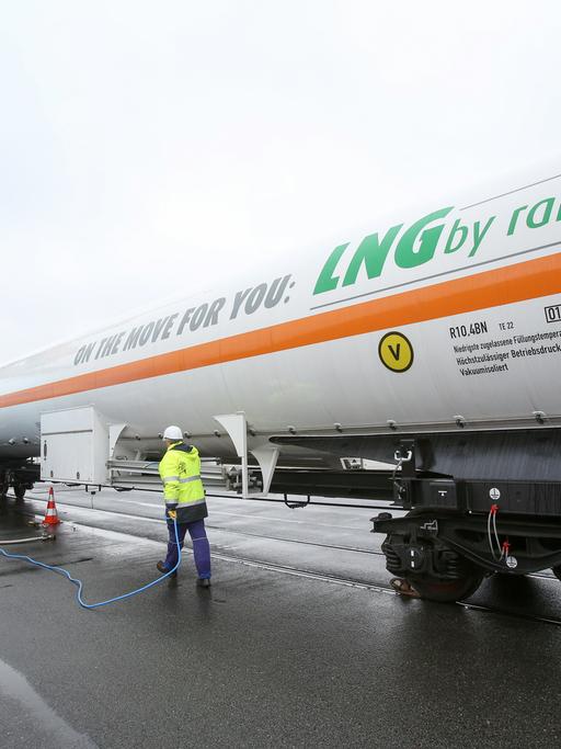 Ein LKW-Container wird am Elbhafen Brunsbüttel mit Flüssigerdgas befüllt.
