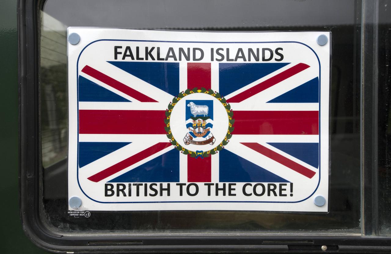 Ein an einer Tür angebrachtes Plakat mit britischer Flagge und Falkland-Beschriftung.