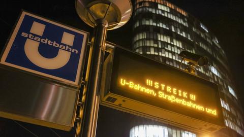 Eine Anzeigetafel an einer U-Bahnhaltestelle in Düsseldorf mit dem Hinweis "Warnstreik".