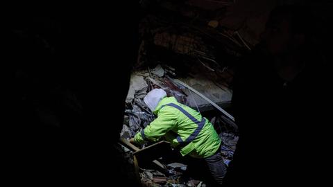  Ein Rettungshelfer sitzt am 8.2.2023 nach den Erdbeben zwischen Trümmern in der türkischen Provinz Hatay