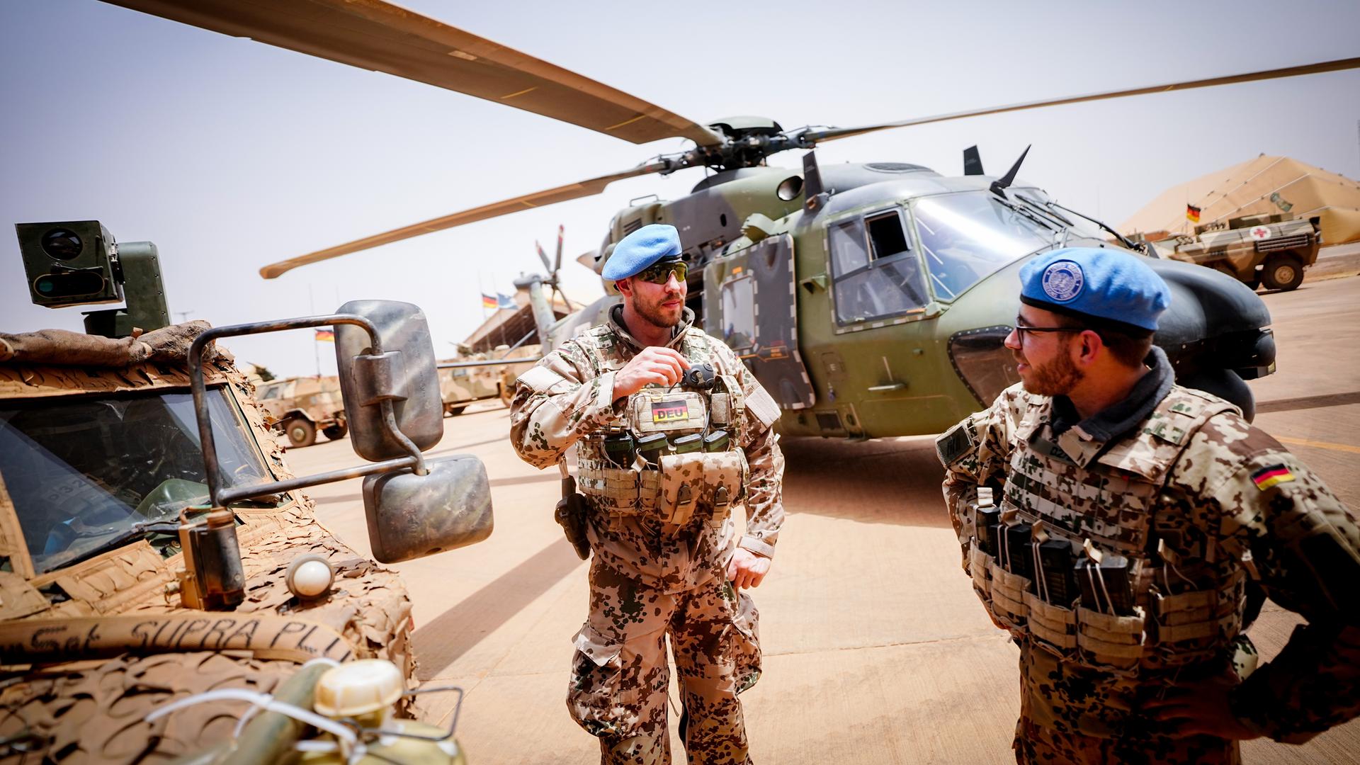 Bundeswehrsoldaten stehen an einem NH90-Hubschrauber im Camp Castor in Gao während des Besuchs der Verteidigungsministerin. Die Bundeswehr ist in dem westafrikanischen Land an der UN-Mission Minusma und der EU-Ausbildungsmission EUTM beteiligt. Bundeswehrsoldaten stehen an einem NH90-Hubschrauber im Camp Castor in Gao während des Besuchs der Verteidigungsministerin. Die Bundeswehr ist in dem westafrikanischen Land an der UN-Mission Minusma und der EU-Ausbildungsmission EUTM beteiligt.