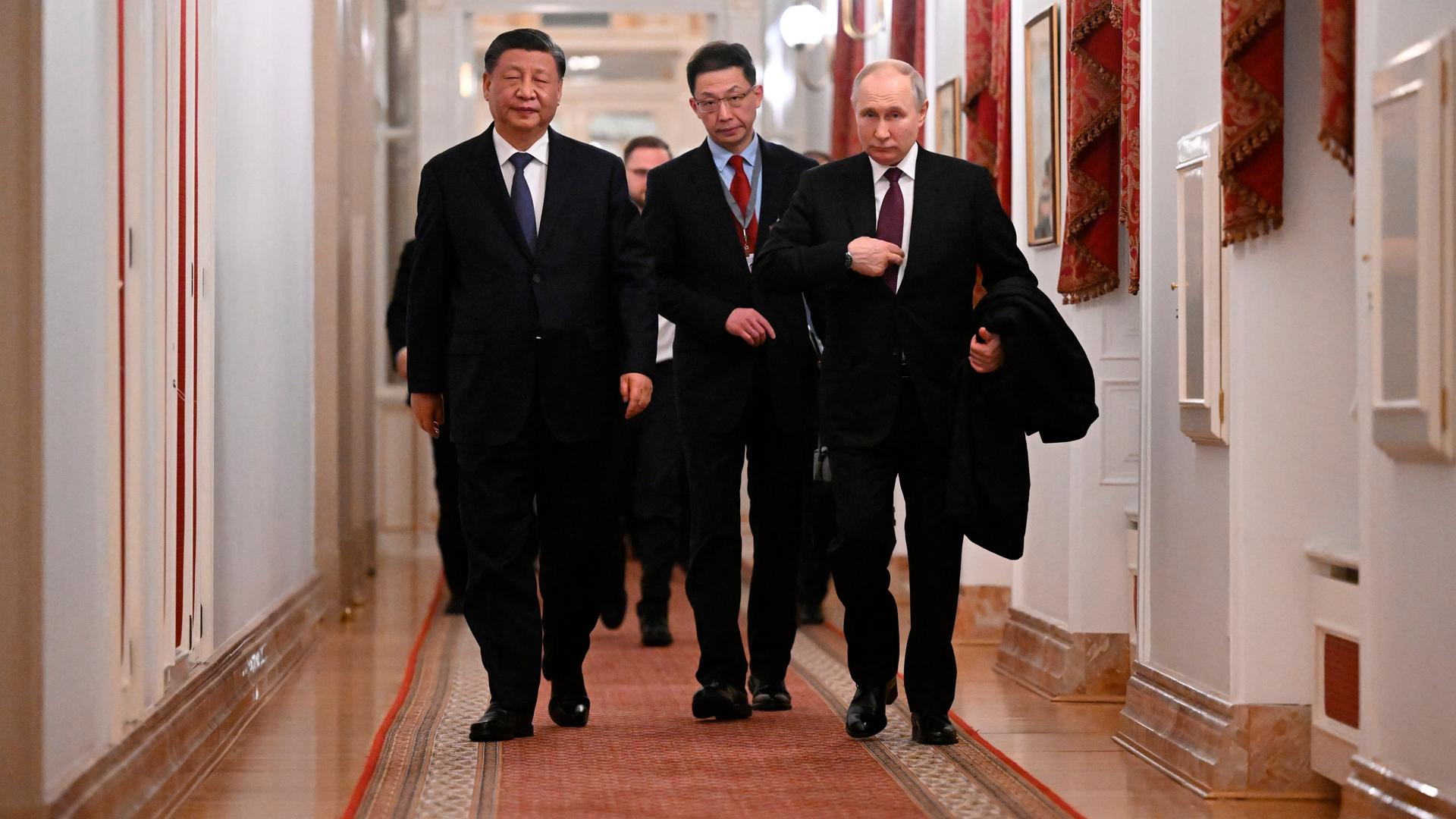 Der chinasische Staatspräsident Xi Jinping und Russlands Präsident Wladimir Putin gehen einen Flur entlang (Aufnahmedatum 20.3.2023).