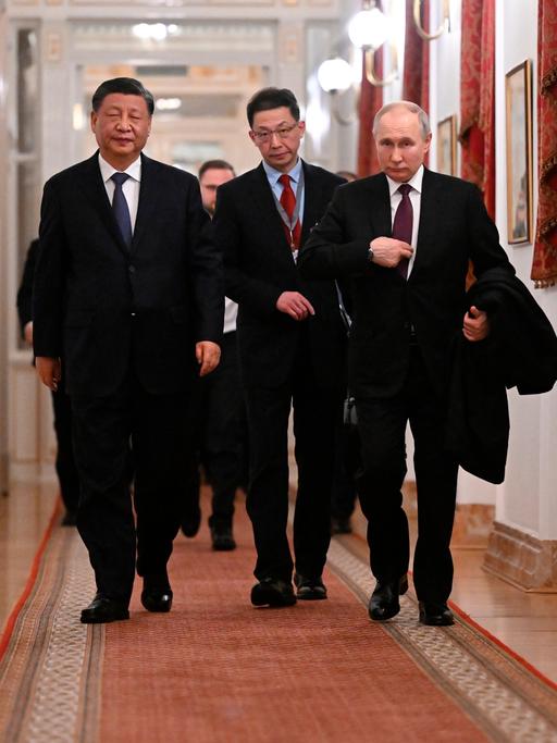Der chinasische Staatspräsident Xi Jinping und Russlands Präsident Wladimir Putin gehen einen Flur entlang (Aufnahmedatum 20.3.2023).