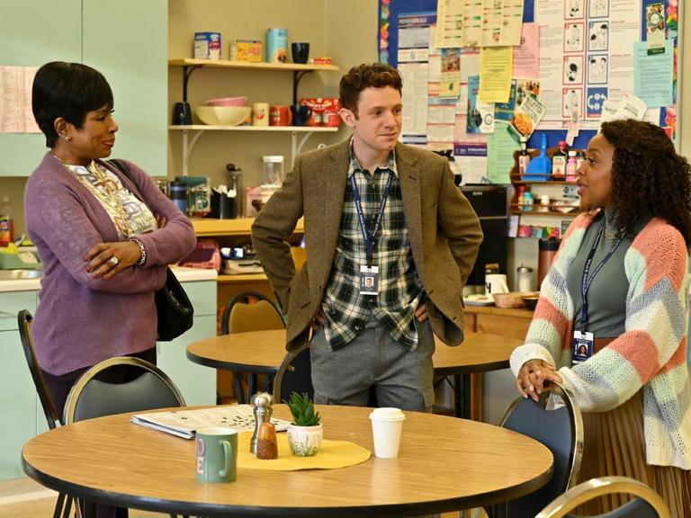 Protagonisten aus der Serie "Abbott Elementary" stehen zusammen in einem Klassenzimmer.