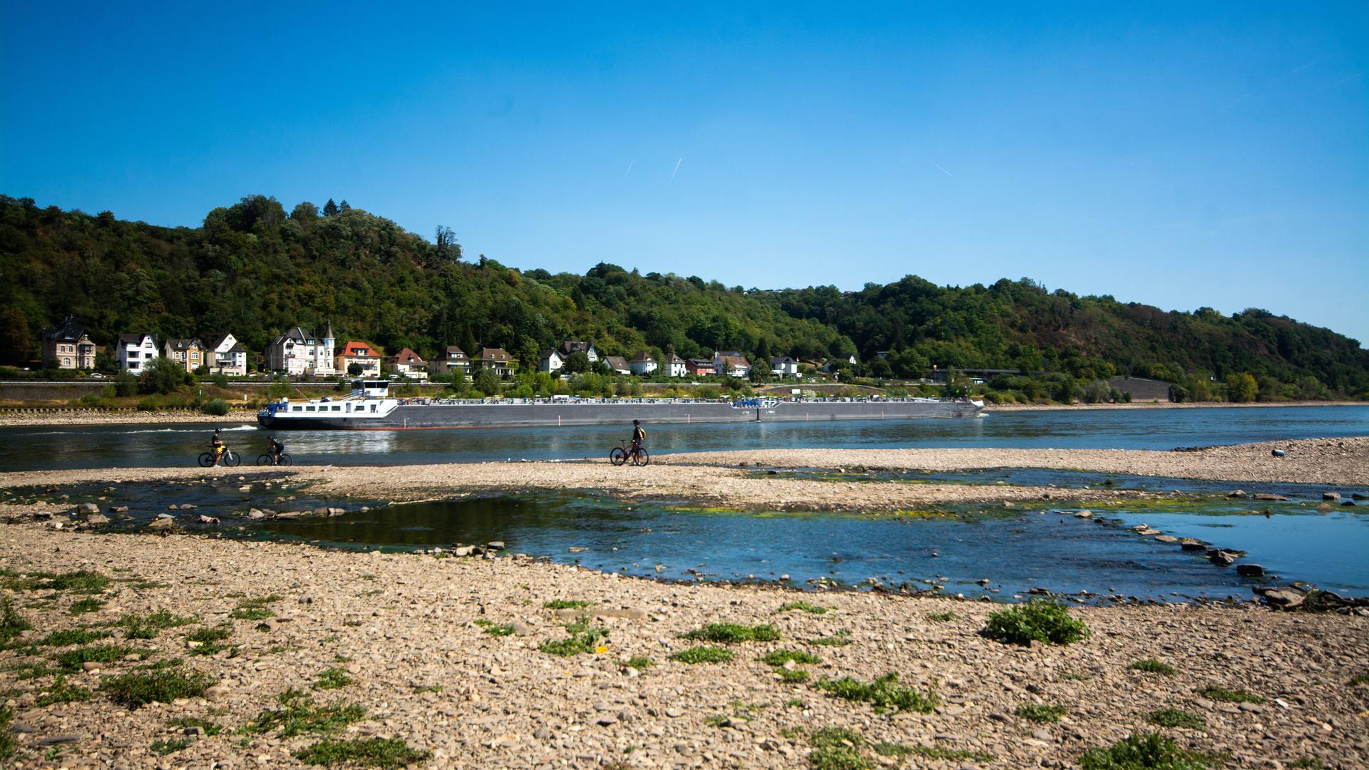 Ein Fluss mit niedrigem Wasserstand. Im Vordergrund ist der steinige Grund zu sehen, das Wasser ist zurückgegangen. Ein Fluss mit niedrigem Wasserstand. Im Vordergrund ist der steinige Grund zu sehen, das Wasser ist zurückgegangen.