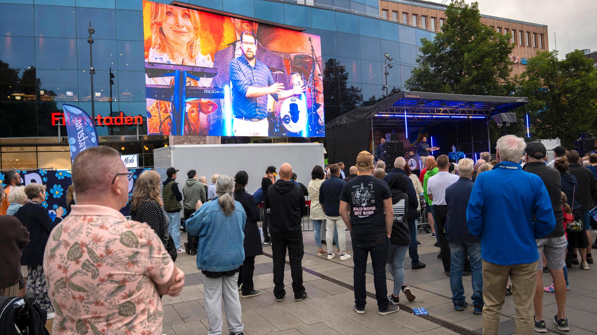 Zahlreiche Menschen hören im August 2022 dem Parteivorsitzenden der Schwedendemokraten, Jimmie Åkesson, während einer Wahlkampfveranstaltung zu. Zahlreiche Menschen hören im August 2022 dem Parteivorsitzenden der Schwedendemokraten, Jimmie Åkesson, während einer Wahlkampfveranstaltung zu.