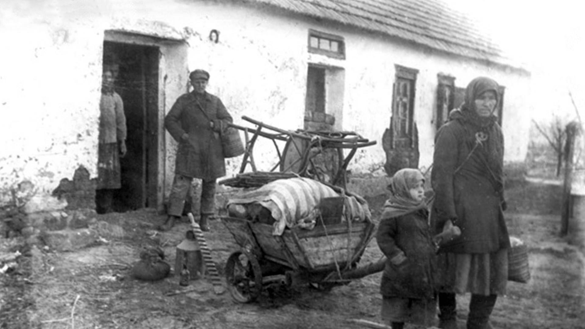 Der Holodomor war eine von Menschen verursachte Hungersnot in der Ukrainischen Sozialistischen Sowjetrepublik in den Jahren 1932 und 1933, der schätzungsweise 2,5 bis 7,5 Millionen Ukrainer zum Opfer fielen. Der Holodomor war eine von Menschen verursachte Hungersnot in der Ukrainischen Sozialistischen Sowjetrepublik in den Jahren 1932 und 1933, der schätzungsweise 2,5 bis 7,5 Millionen Ukrainer zum Opfer fielen.