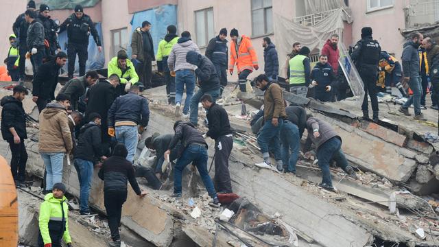 Menschen suchen nach einem Erdbeben in Diyarbakir in Trümmern nach Überlebenden.