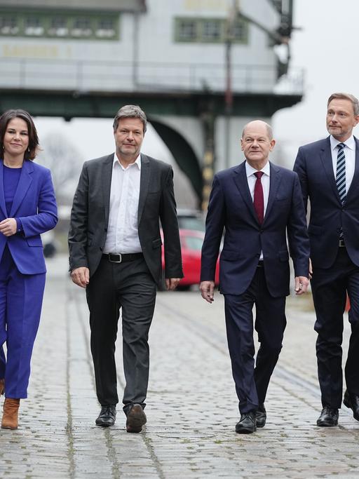 Die Spitzen von SPD, Grünen und FDP kommen zur Pressekonferenz in Berlin, um ihren gemeinsamen Koalitionsvertrag vorzustellen