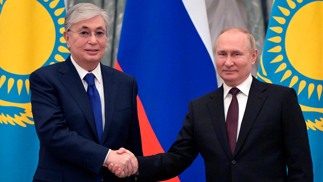 Kasachstans Präsident Kassym-Jomart Tokayev und Russlands Präsident Vladimir Putin schüttel sich die Hände