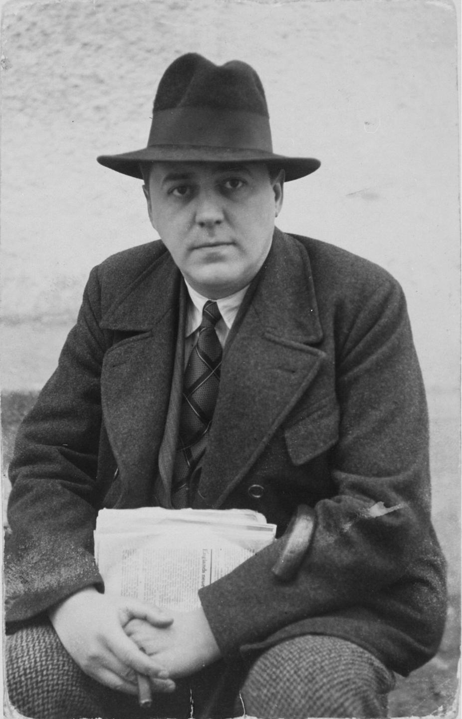 Ödön von Horvath in einer schwarzweiss Aufnahme mit Hut und Zeitung in der Hand, 1938.