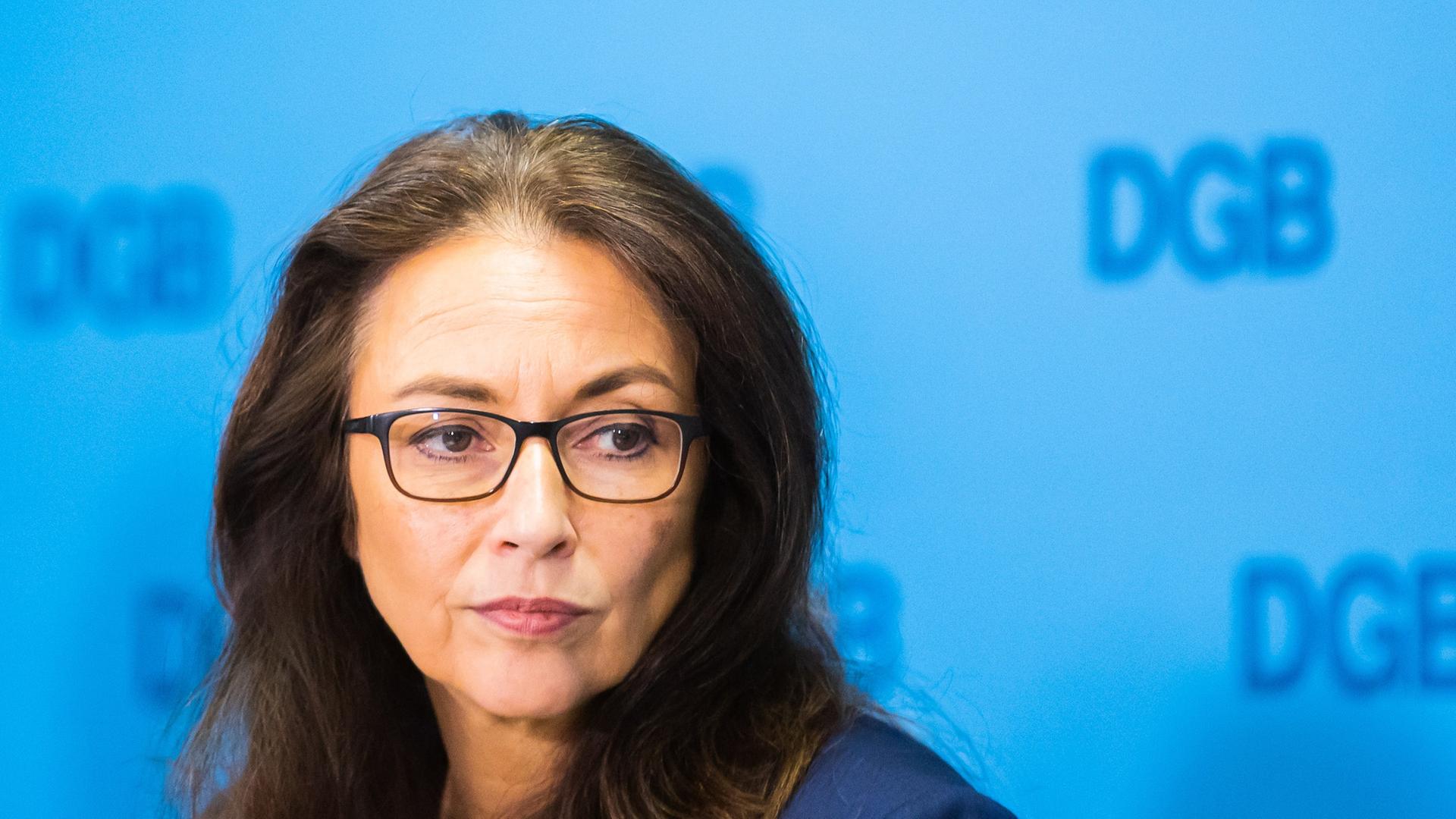 Yasmin Fahimi, Vorsitzende des Deutschen Gewerkschaftsbundes, nimmt an der Jahrespressekonferenz des Deutschen Gewerkschaftsbundes (DGB) für das Jahr 2023 teil. Yasmin Fahimi, Vorsitzende des Deutschen Gewerkschaftsbundes, nimmt an der Jahrespressekonferenz des Deutschen Gewerkschaftsbundes (DGB) für das Jahr 2023 teil.