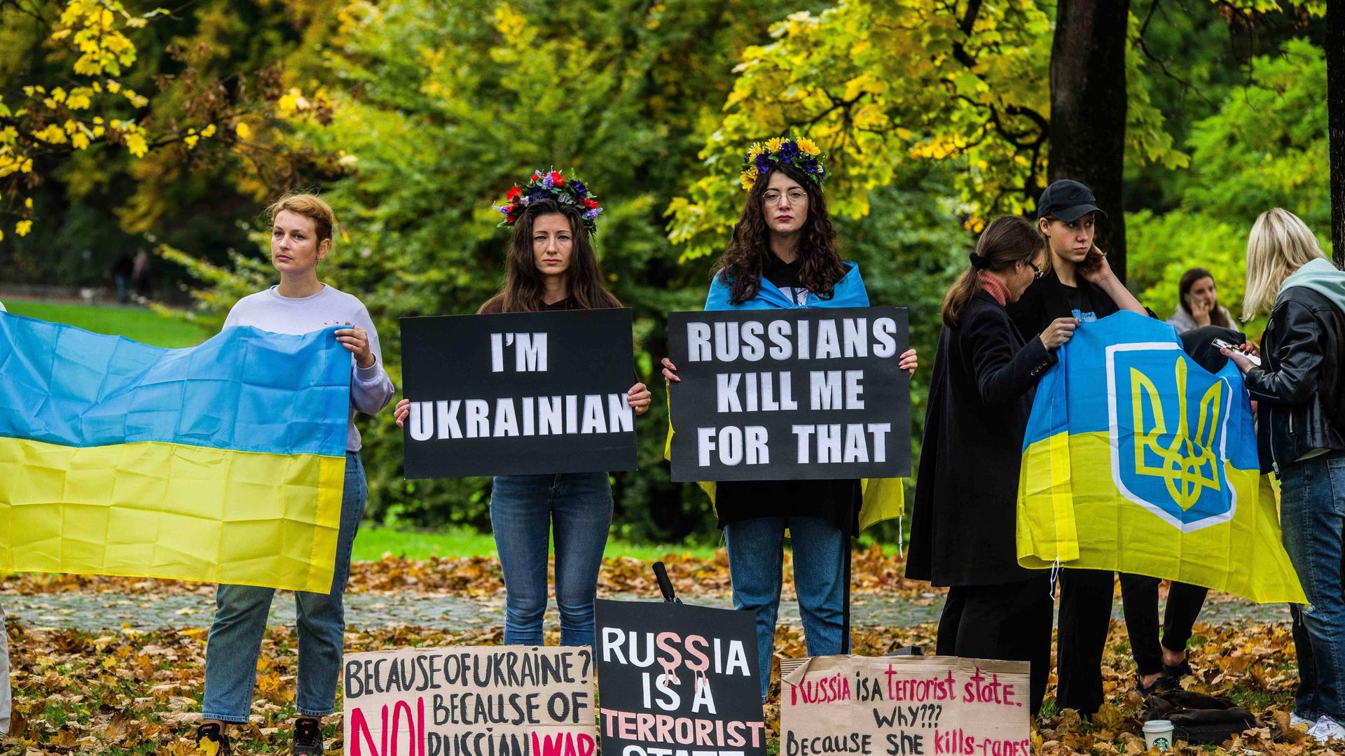 Geflüchtete Ukrainerinnen und Ukrainer demonstrieren in München gegen die russischen Luftangriffe auf ihr Land