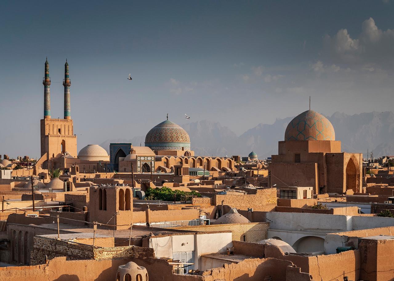 Blick auf die sonnenbeschienen Dächer und Moscheen einer Stadt Blick auf die sonnenbeschienen Dächer und Moscheen einer Stadt